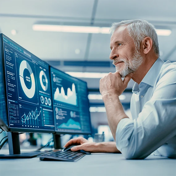 Symbolbild: IT-Experte analysiert Prozess-Statistiken und Graphen auf zwei Monitoren – Visualisierung von Zeitgewinn, ROI und Compliance nach SOLEVO Prozessoptimierung