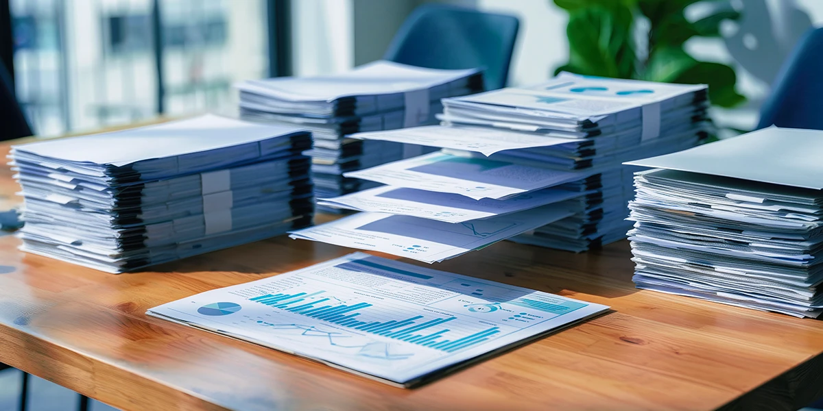 Symbolbild: Transformation von vier großen Papierstapeln zu einem kleinen Stapel mit Prozess-Graphen – Struktur im Dokumentenmanagement & herstellerunabhängige Beratung durch SOLEVO